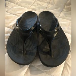 Oofos black flip flop sandals size 9